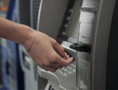 Γυναίκα «δηλητήριο» έκλεψε κάρτα 88χρονου και έκανε αναλήψεις